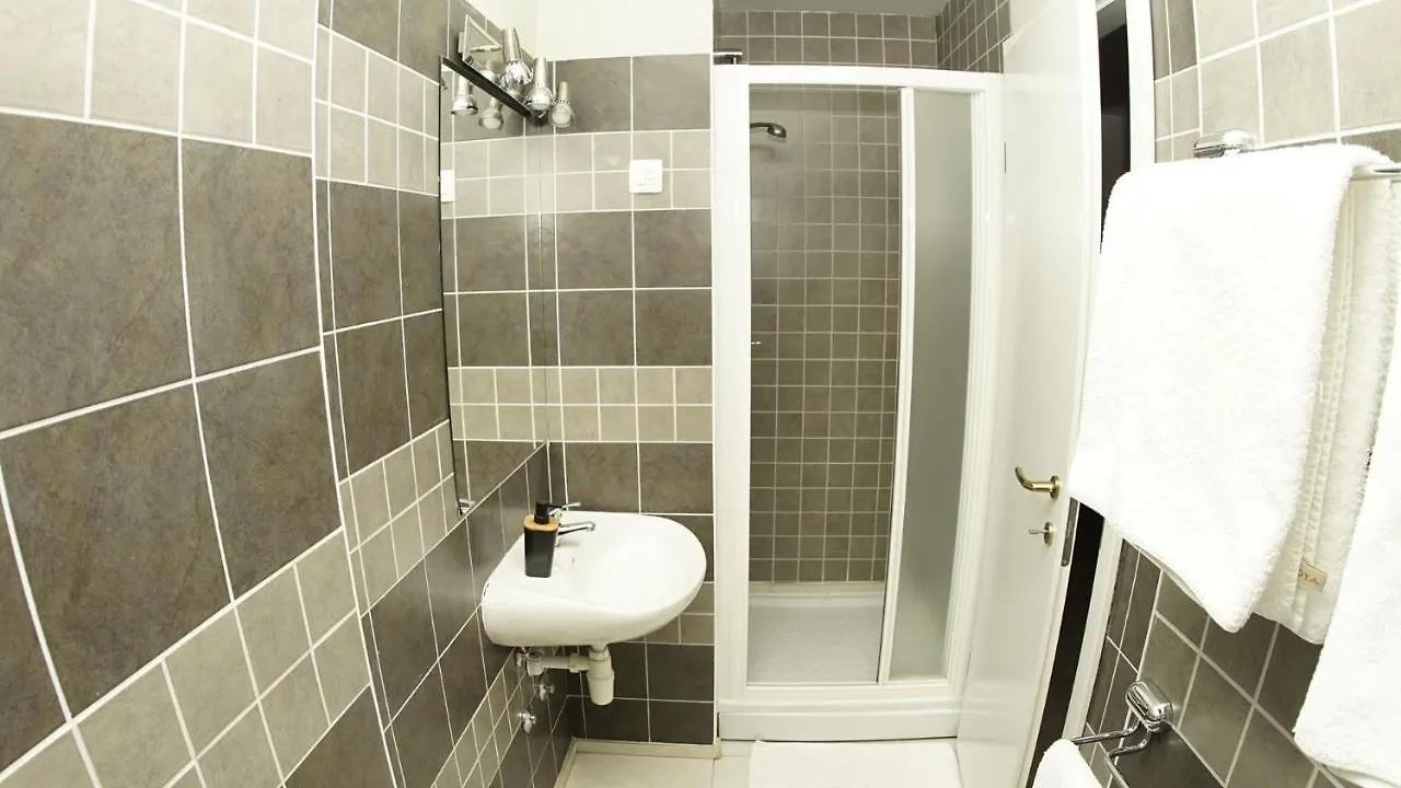Apartment 11 Sleeps 4 Guests Split