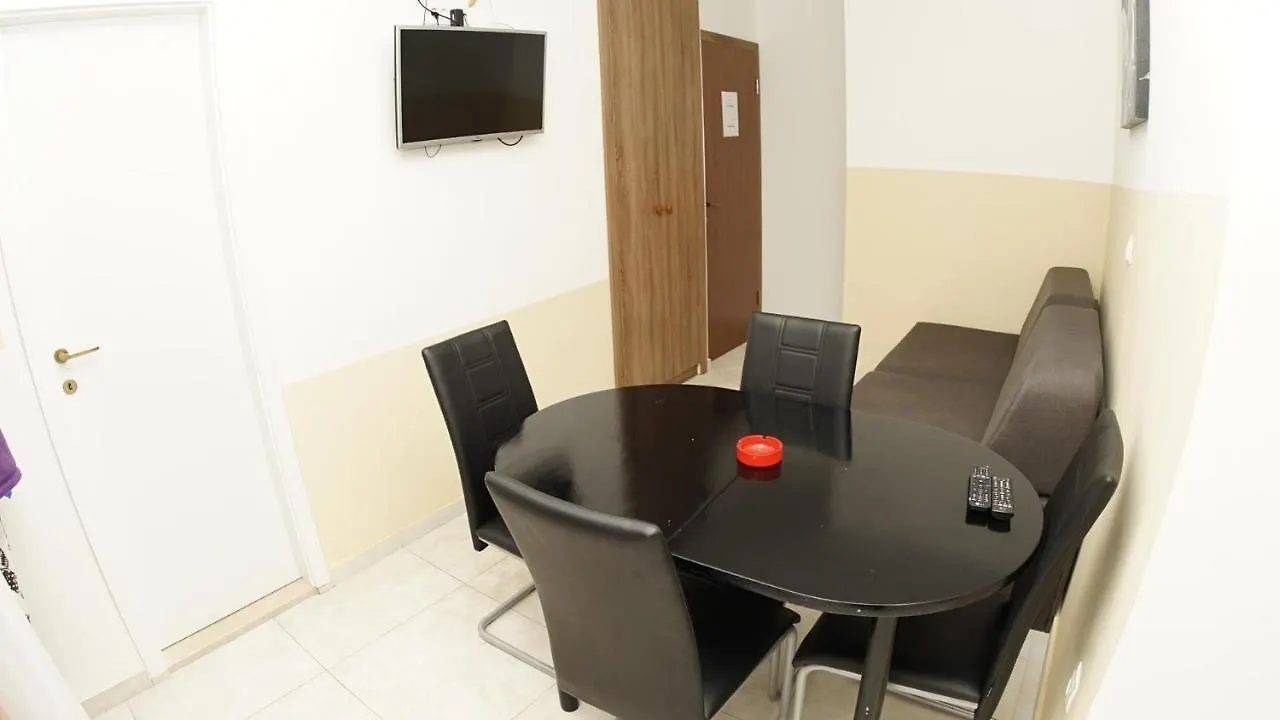 Apartment 11 Sleeps 4 Guests Split 0*,
